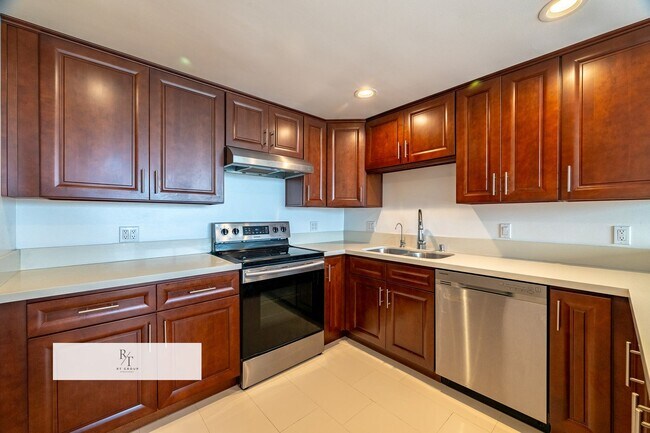 Building Photo - Modern 2-Bedroom Condo with Premium Amenities in Los Angeles