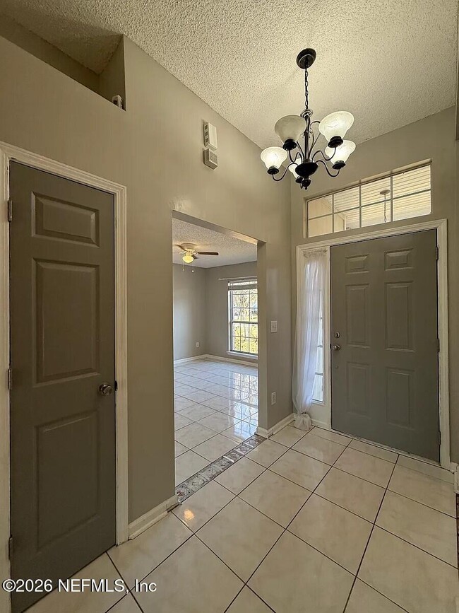 Building Photo - 913 Mackinaw Trail