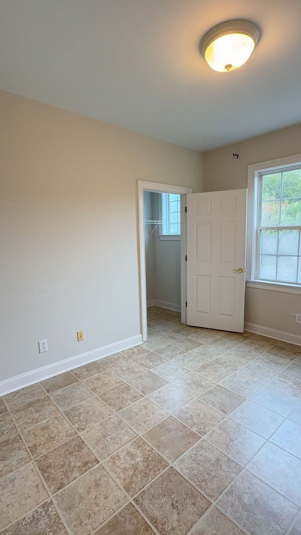 Building Photo - Second Floor Flat with 3 BR/ 3 BA and a 2 ...