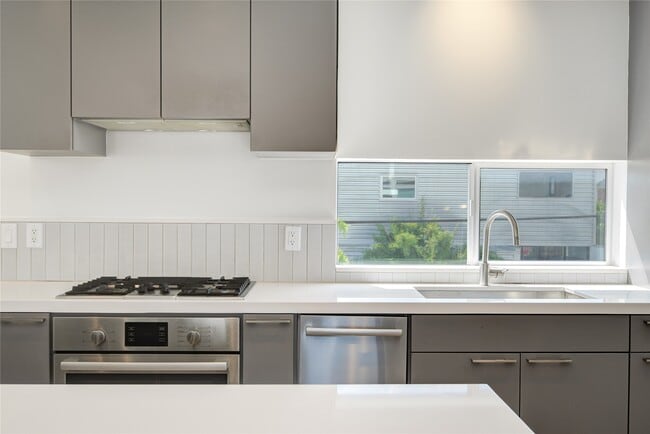 Building Photo - 1315 Lakin St