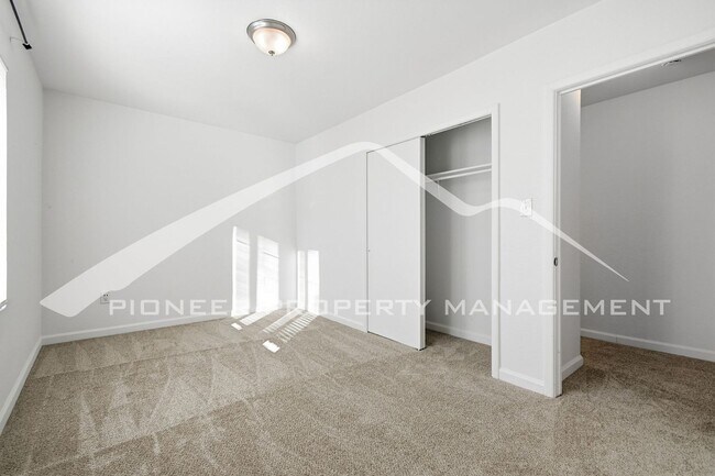 Building Photo - Charming Home with Central AC and Washer/Dryer