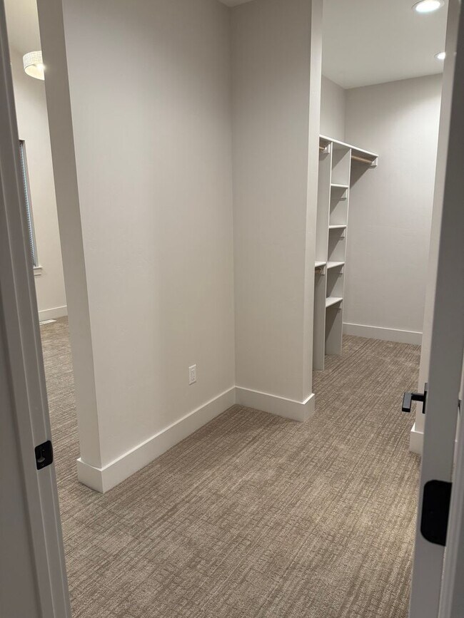Building Photo - Beautiful 3 Bedroom 2.5 Bath in Autumn Grove