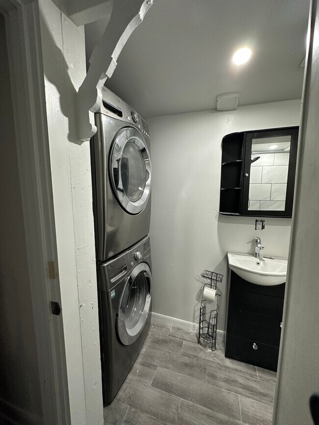 Washer dryerBathroom #2 - 326 Refugio St