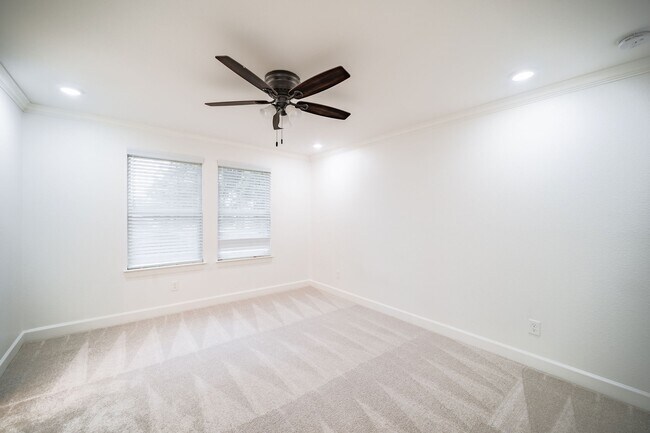 Building Photo - 10038 Westview Dr