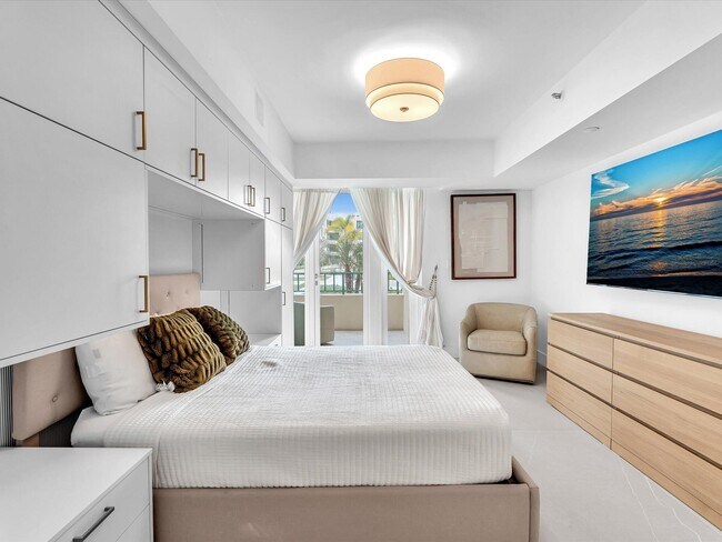 Building Photo - 120 SE 5th Ave