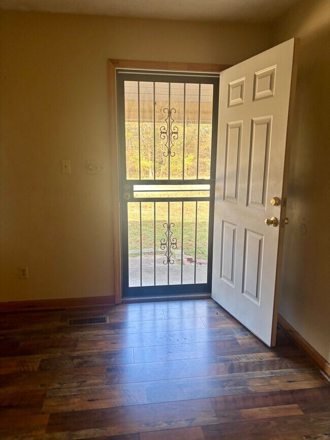 Building Photo - Deposit Special !