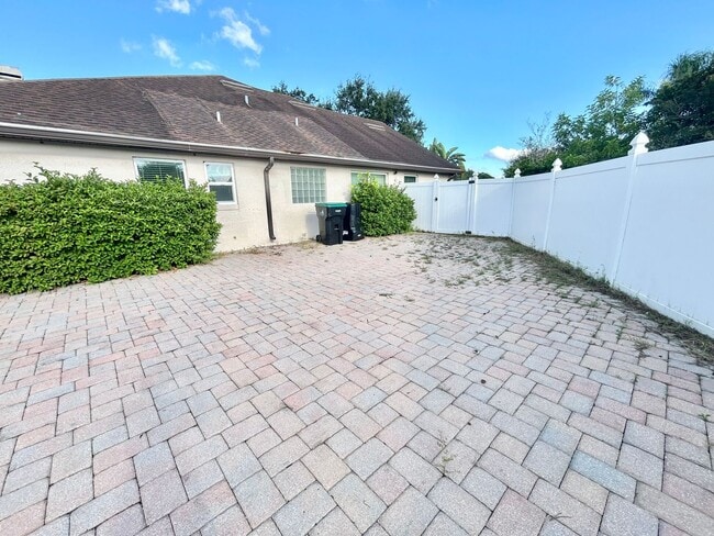 Building Photo - Waterfront Pool Home in Waterford Lakes