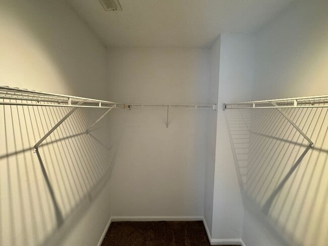 Building Photo - Introducing a charming home located in the heart of Suffolk ¨ASK ABOUT OUR ZERO DEPOSIT¨