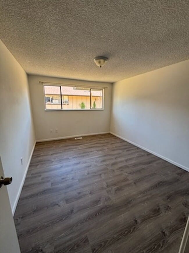 Building Photo - 3 bedroom 1 bath single level duplex