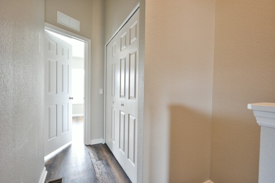 Building Photo - 4490 SW 49th Ave