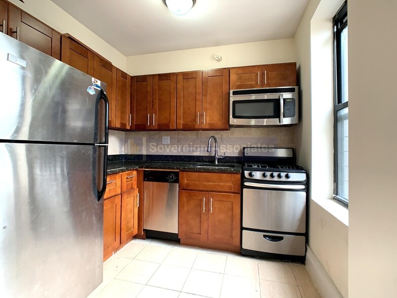 Building Photo - 555 W 156th St