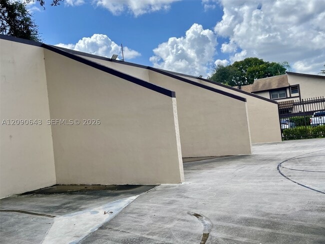 Building Photo - 2160 Bayberry Dr
