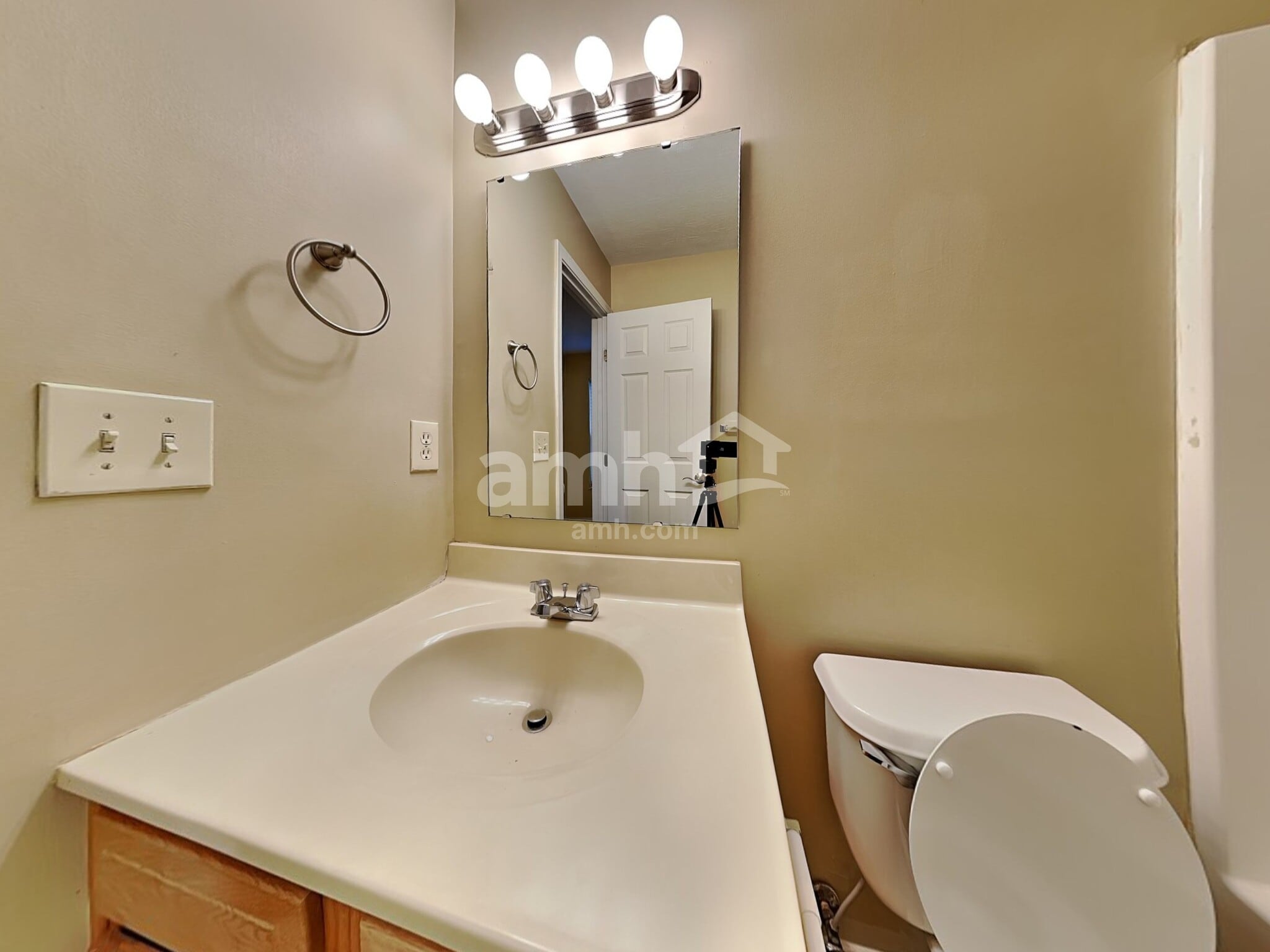 Building Photo - 10204 Meadow Glen Dr