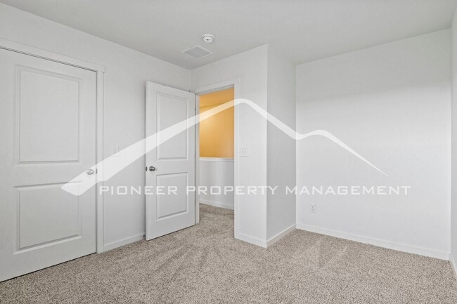 Building Photo - Modern 4-Bed, 2.5-Bath Home with 2 car garage, AC and Private Enclosed Yard