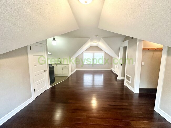 Building Photo - Gorgeous 1 Bedroom 1 Bath Top Floor Unit i...
