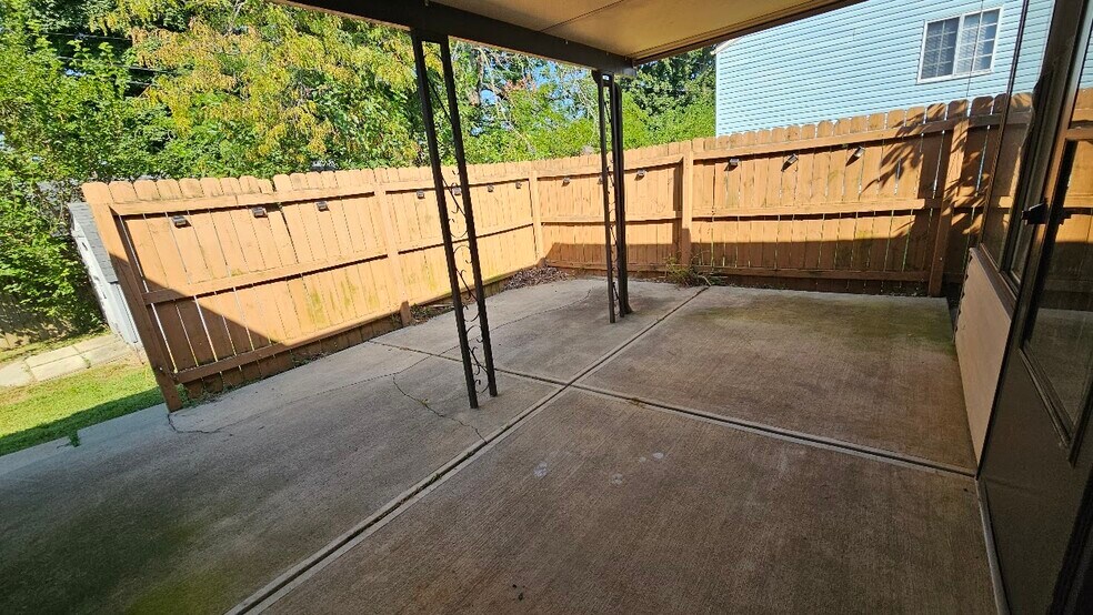 Back Patio - 626 Woods Crossing Dr