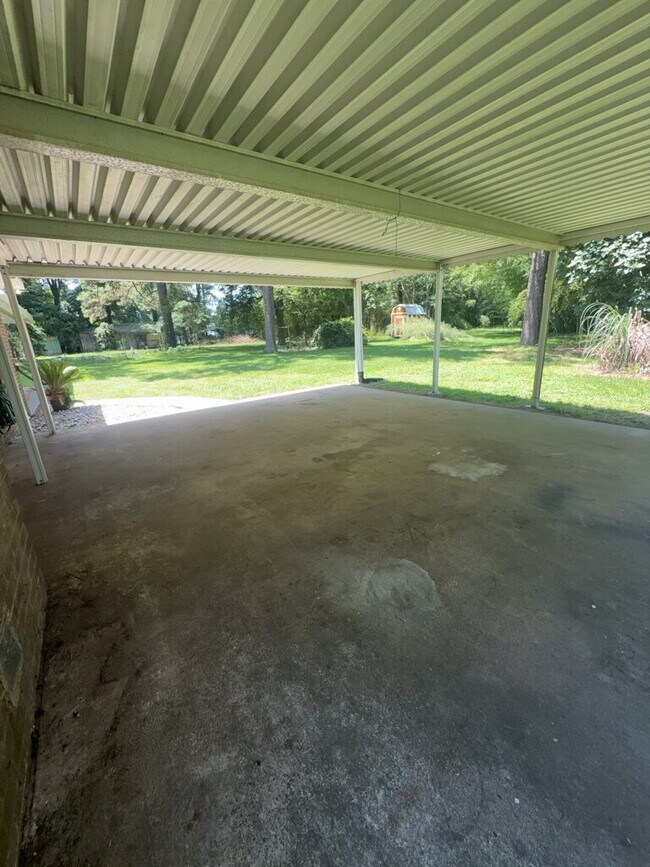 Building Photo - Beautiful 3 Bedroom, 3 Bath Home -135 Yates Ln.