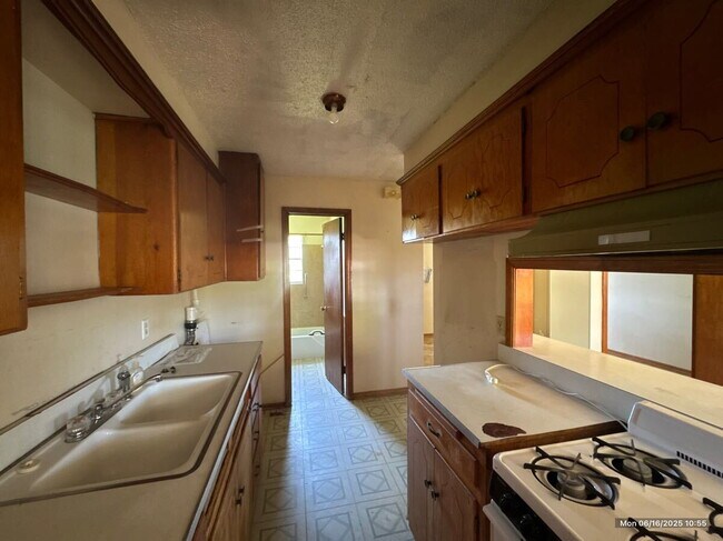 Building Photo - "Charming 1-Bedroom Retreat with Gleaming ...