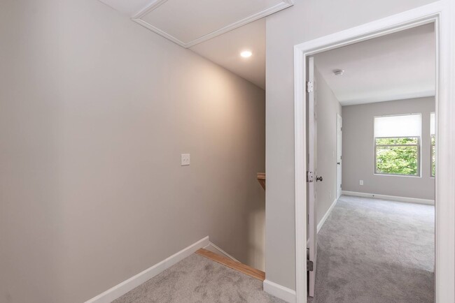 Building Photo - LIKE NEW THREE BEDROOM HOME!