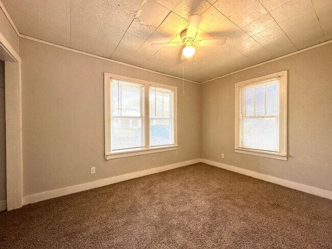 Building Photo - Pre-Leasing 2 bed 1 bath close to Texas Tech!