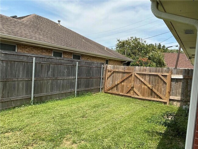 Building Photo - 5008 Academy Dr