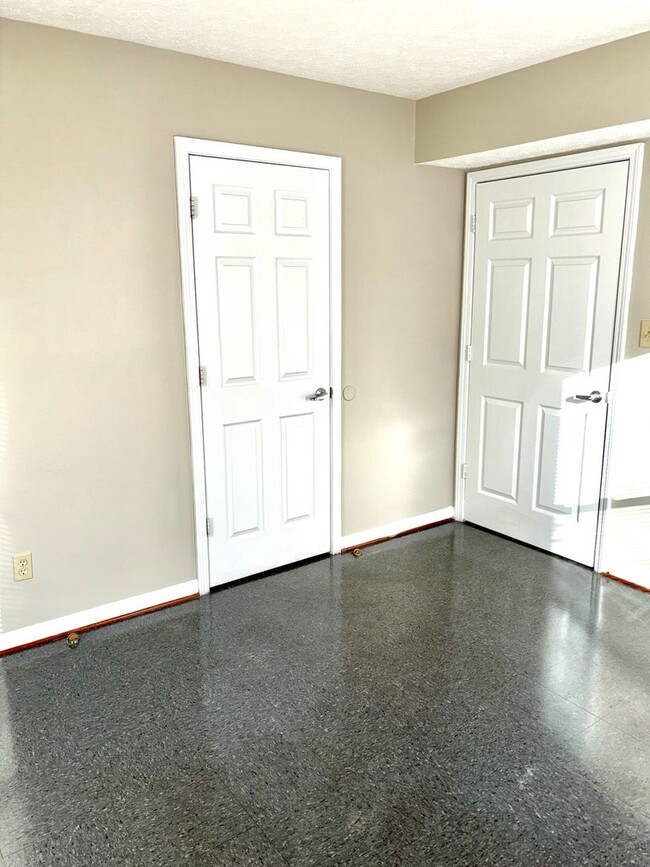 Building Photo - Updated first floor 1 bedroom apartment in...