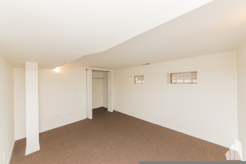 Building Photo - 2833 W Medill Ave