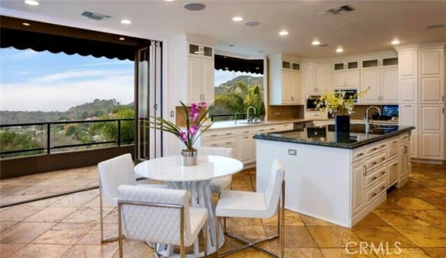 Building Photo - 7218 Mulholland Dr