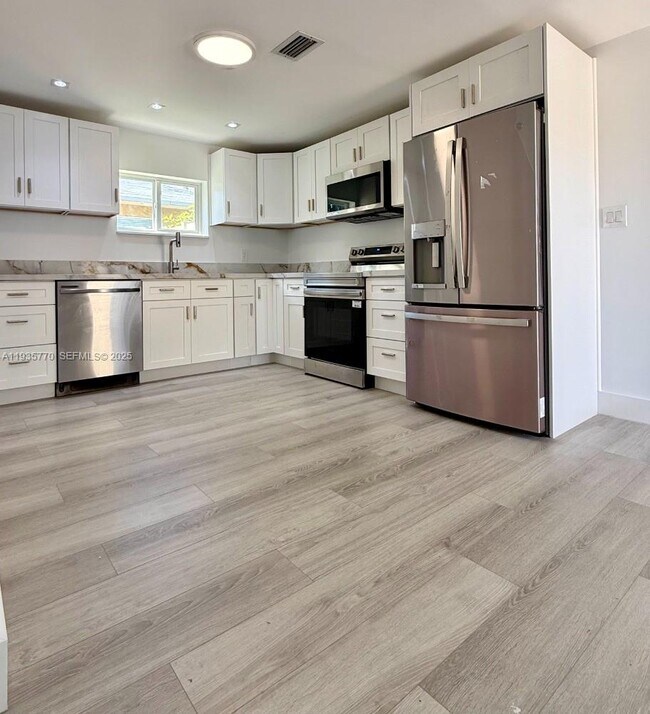 Building Photo - 716 NE 7th St