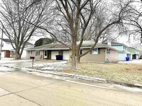 Building Photo - 3610 E Edgemere Dr
