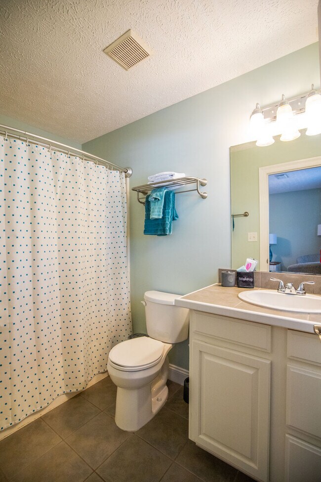 Building Photo - 2704 W 12th St