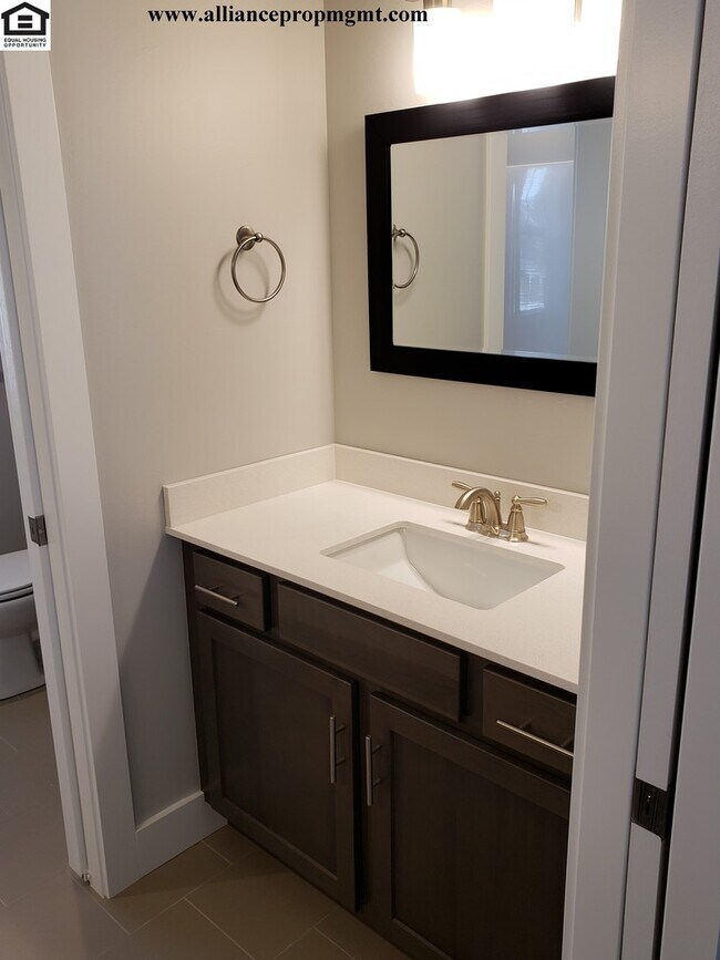 Building Photo - Beautiful Large 4bd/2.5ba 2332sqft home in The Lakes Subdivision