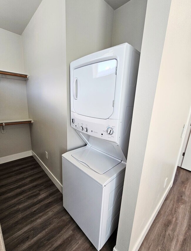 Building Photo - **Nearly New 1-Bedroom Midtown Apartment f...