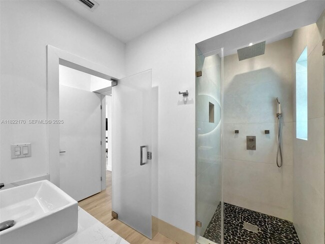 Building Photo - 130 SW 25th Rd