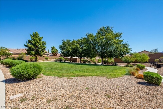 Building Photo - 1068 Crescent Falls St