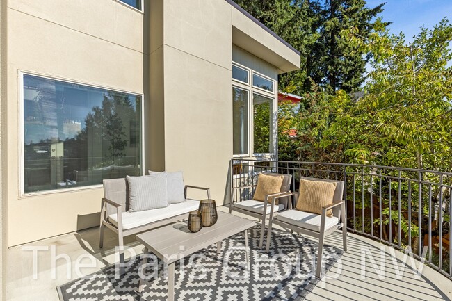 Building Photo - Stunning 3 Story Kirkland Water View Home ...