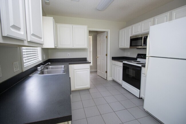 Building Photo - Coming Soon – Charming 3 Bedroom, 2 Bath H...