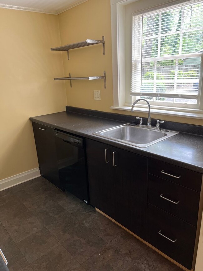 Building Photo - 2 Bed, 1 Bath Apartment
