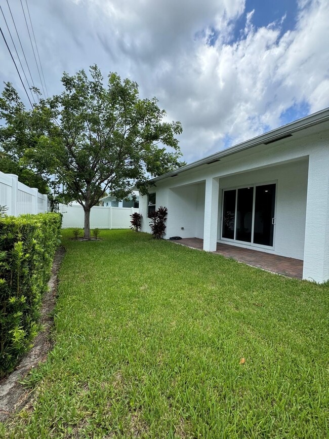 Building Photo - 1031 Mango Dr