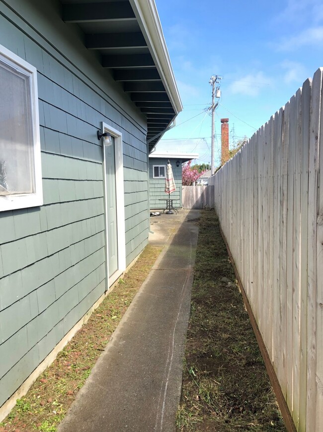 Building Photo - East Eureka! Very cool house and yard! 4/2...