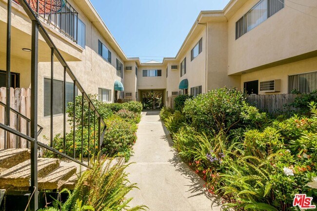 Building Photo - 2803 Arizona Ave