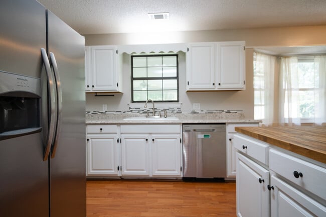 Building Photo - 122 Longleaf Cir