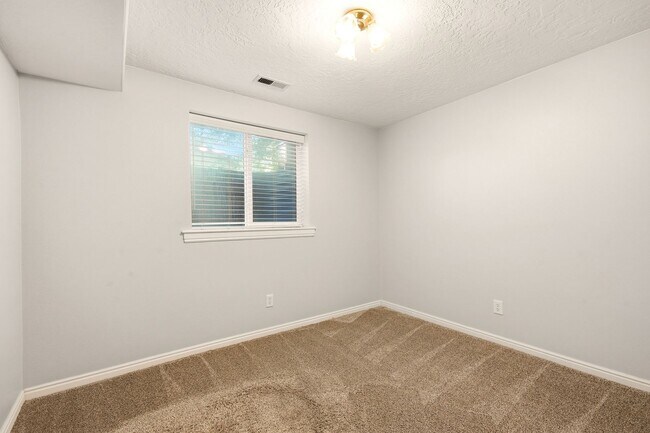 Building Photo - 1203 N 100 E