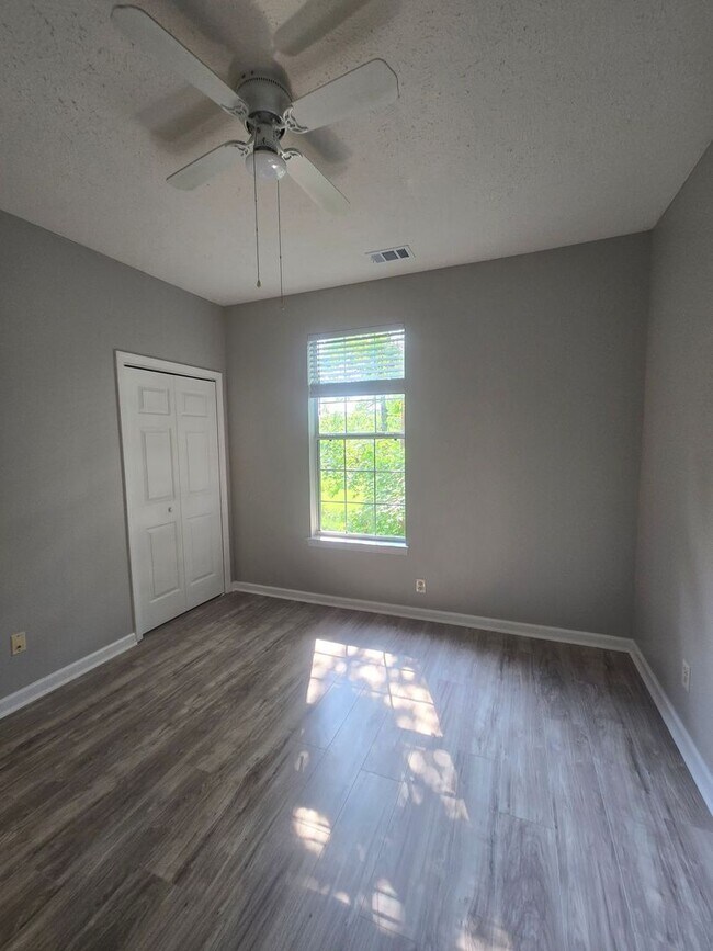 Building Photo - 504 River Oaks Dr