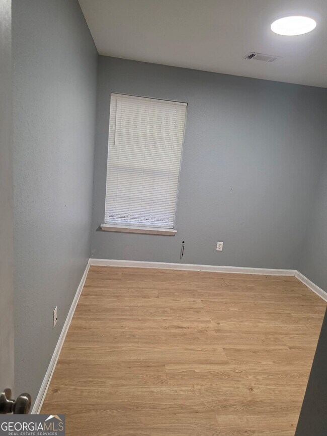 Building Photo - 321 Brookview Dr