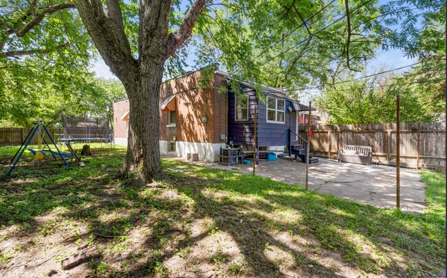 Building Photo - Amazing 2 Bedroom 1 Bathroom Home
