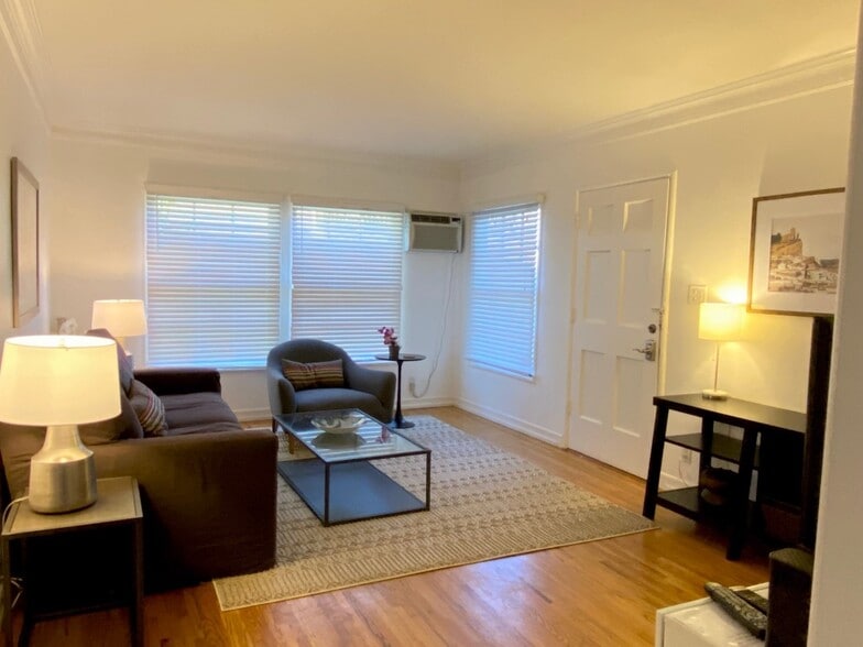Living Room - 1286 Devon Ave