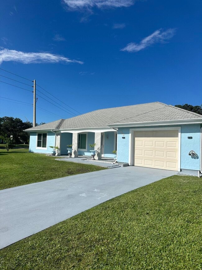 Building Photo - 1592 SE Burning Ct