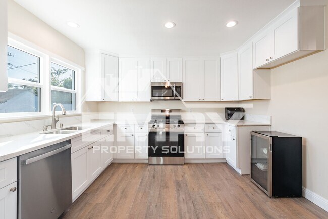 Building Photo - 920 E Elma St