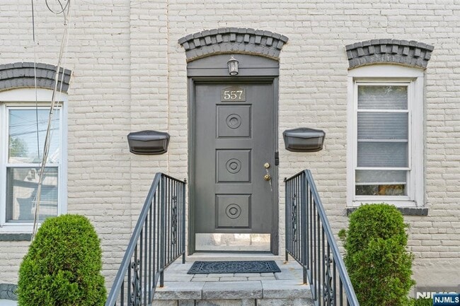 Building Photo - 557 Broad St